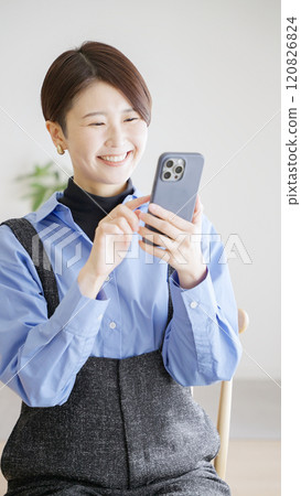 使用智慧型手機的女人 使用智慧型手機的女人 120826824