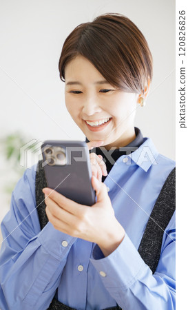 使用智慧型手機的女人 使用智慧型手機的女人 120826826