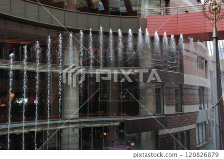 Fountain show at the shopping mall entrance plaza 120826879