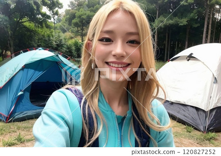 年輕女子在帳篷前微笑著看著相機 120827252