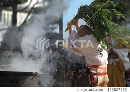 Yukaji儀式：將沸水倒入大鍋中以淨化自己 120827293