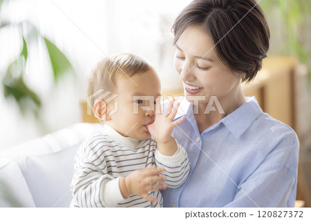 媽媽和寶寶在沙發上放鬆 媽媽和寶寶在沙發上放鬆 120827372