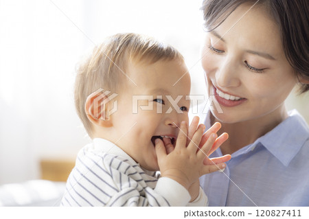 媽媽和寶寶在沙發上放鬆 120827411