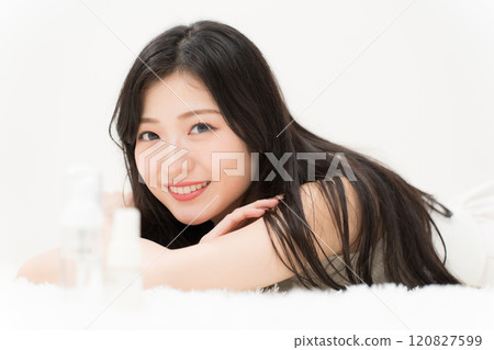 美女形象:躺在化妝品容器前的年輕女子 美女形象:躺在化妝品容器前的年輕女子 120827599