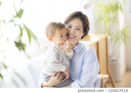 媽媽和寶寶在沙發上放鬆 120827618