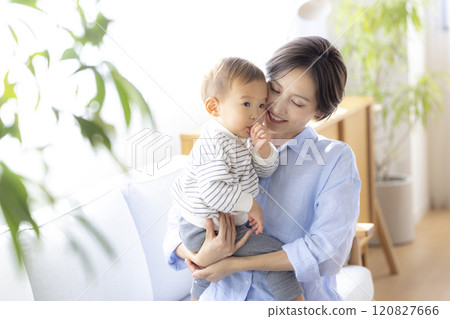 媽媽和寶寶在沙發上放鬆 媽媽和寶寶在沙發上放鬆 120827666