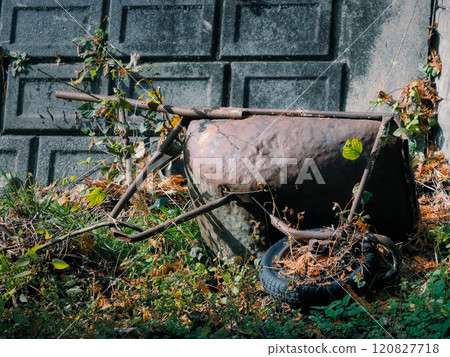 廢棄的生鏽獨輪車 廢棄的生鏽獨輪車 120827718