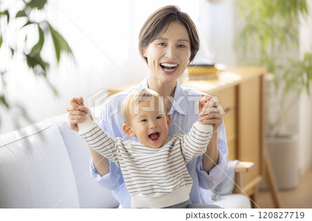 媽媽和寶寶在沙發上放鬆 媽媽和寶寶在沙發上放鬆 120827719