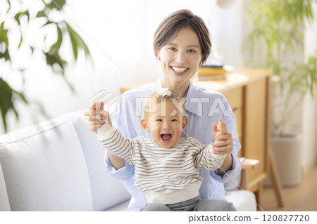 媽媽和寶寶在沙發上放鬆 120827720