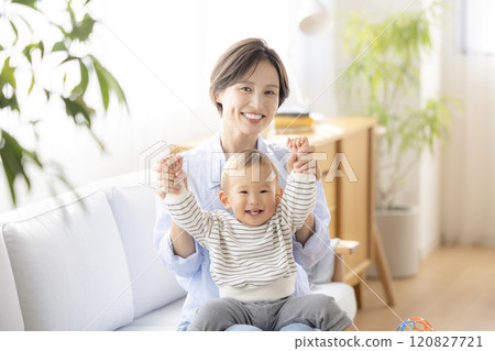 媽媽和寶寶在沙發上放鬆 120827721