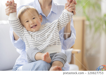 媽媽和寶寶在沙發上放鬆 120827753