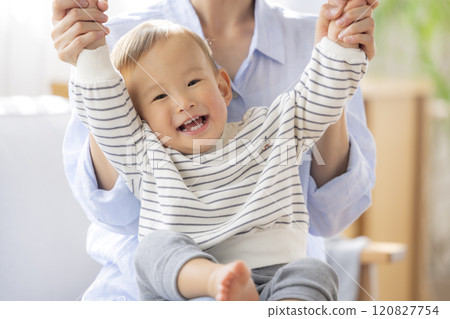 媽媽和寶寶在沙發上放鬆 120827754