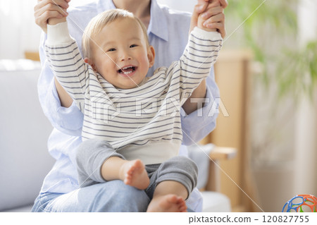 媽媽和寶寶在沙發上放鬆 媽媽和寶寶在沙發上放鬆 120827755