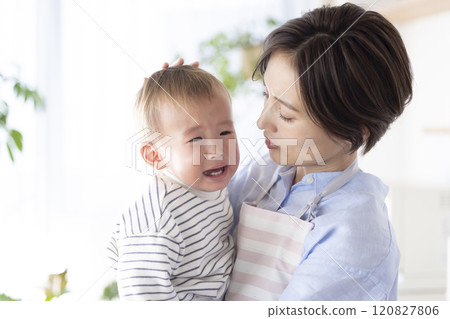 Mom to ease a crying baby Mom to ease a crying baby 120827806