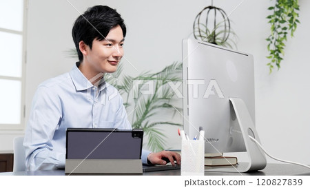 一個在電腦上舒適工作的人 120827839