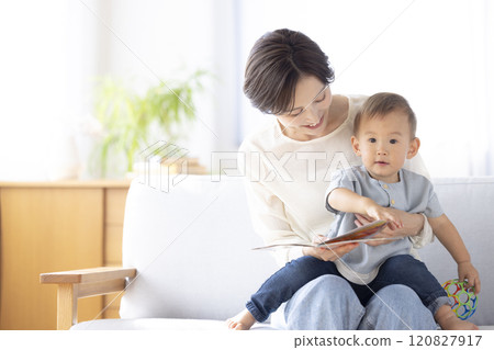 媽媽和寶寶在沙發上放鬆 媽媽和寶寶在沙發上放鬆 120827917