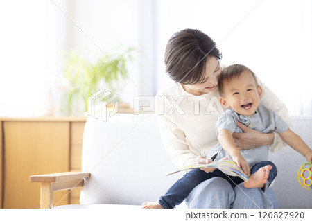 媽媽和寶寶在沙發上放鬆 媽媽和寶寶在沙發上放鬆 120827920