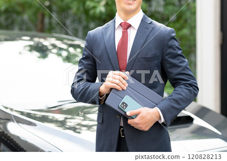 站立在汽車前面的商人 120828213