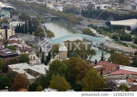 格魯吉亞第比利斯，和平橋附近的城市景觀 120828350