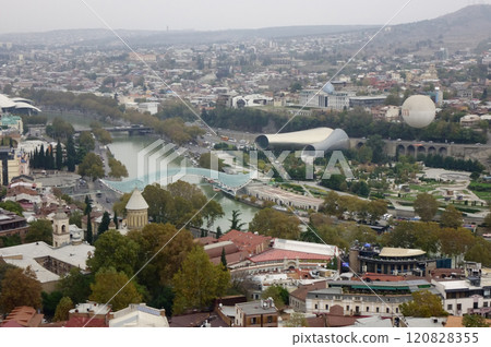 格魯吉亞第比利斯，和平橋附近的城市景觀 120828355