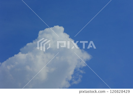 漂浮在藍天上的雲彩 120828429