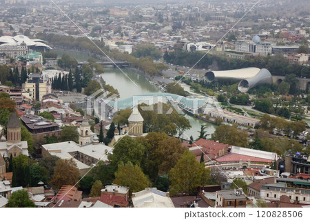喬治亞第比利斯，市中心和平橋附近的街景 120828506