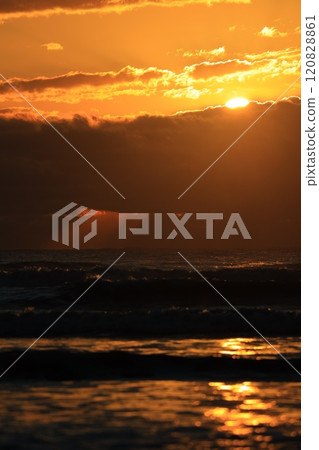 The sea illuminated by the morning sun 120828861