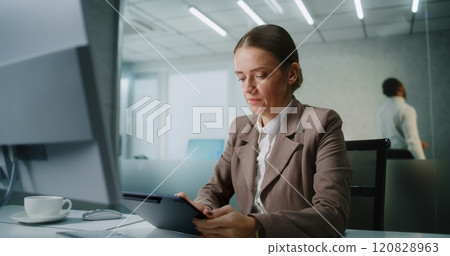 Female marketing specialist chats with customer on tablet computer 120828963