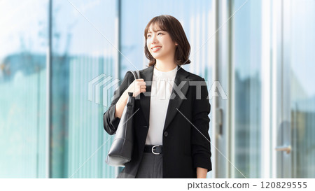 微笑的女人/女商人走在辦公區 微笑的女人/女商人走在辦公區 120829555