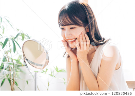 做護膚的微笑的婦女 120830486