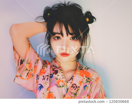 穿著帶有花卉圖案的鮮豔衣服的亞洲女性 穿著帶有花卉圖案的鮮豔衣服的亞洲女性 120830668