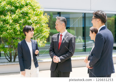 商人在辦公室前微笑 120831253