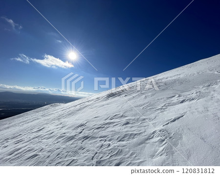 冬季與山核桃一起在晴朗的天空下攀登富士山 120831812