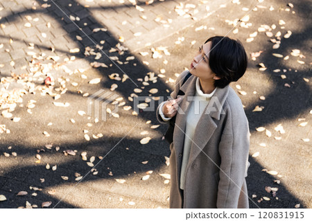 Woman wearing a coat in the autumn park 120831915