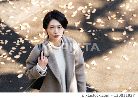 Woman wearing a coat in the autumn park Woman wearing a coat in the autumn park 120831927