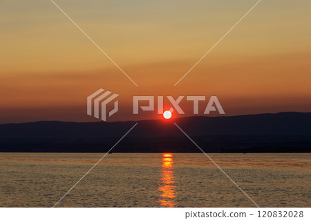 Beautiful sunset at Lake Geneva in Switzerland 120832028