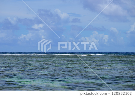 沖繩縣石垣島波照間島的白沙灘海 120832102