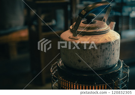 日本房子和油爐上的水壺 120832305