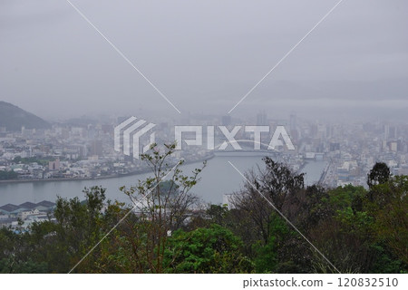 雨天早晨從五台山眺望高知市的朦朧景色【11月】 120832510