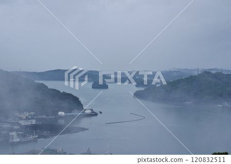 雨天早晨從五台山看到的霧氣瀰漫的浦戶灣【11月】 120832511
