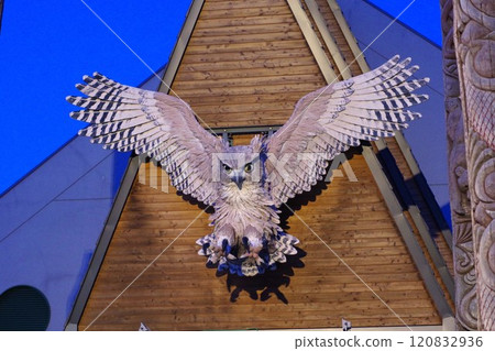 Owl statue at the entrance of Lake Akan Ainu Theater "Ikoro" Owl statue at the entrance of Lake Akan Ainu Theater "Ikoro" 120832936