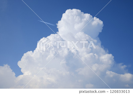 夏季雲彩、藍天和尾跡 120833013