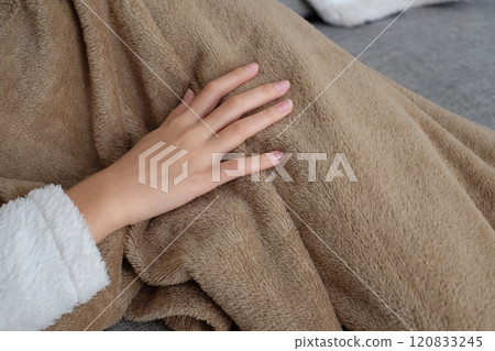 一個女孩在沙發上放鬆的手臂和手 120833245