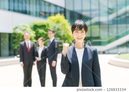 穿膽量的衣服的年輕女子 120833334