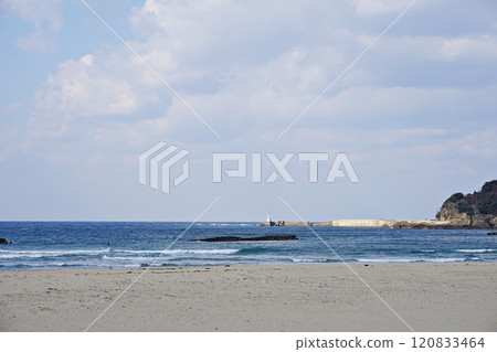 京都網野町夕日浦海灘與燈塔(橋爪海灘)(早春) 京都網野町夕日浦海灘與燈塔(橋爪海灘)(早春) 120833464
