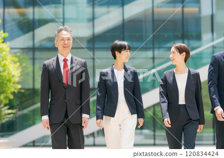 在辦公室排隊的商務人士 120834424