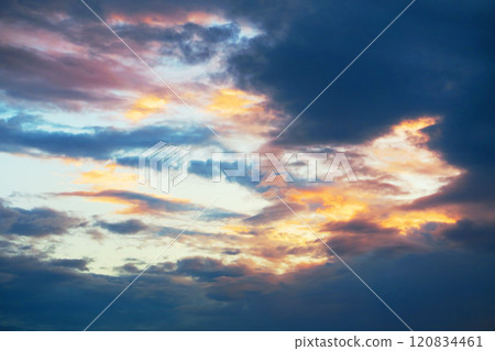 黃昏的日落風景,烏雲蔓延 黃昏的日落風景,烏雲蔓延 120834461