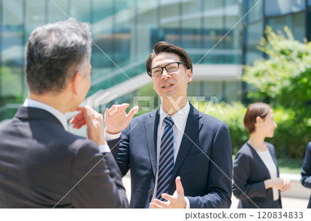 商人在辦公室前聊天 120834833