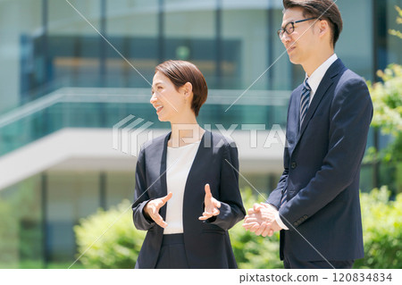 商人在辦公室前聊天 120834834