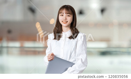 有電腦的微笑的婦女/女實業家 120835056